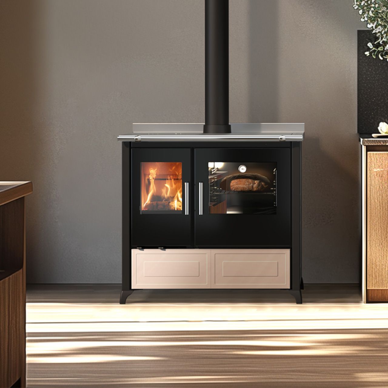 Poêle à bois noir avec porte vitrée et cheminée dans une pièce moderne, feu crépitant à l'intérieur