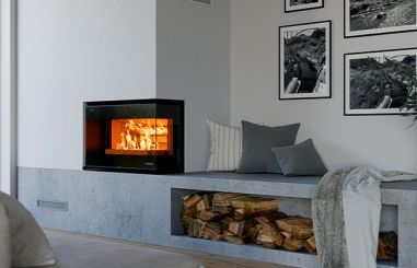 Salon moderne avec cheminée intégrée, banquette et bois de chauffage empilé sous le siège.