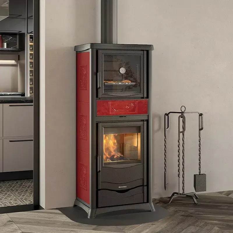 Poêle à bois rouge et noir avec un feu qui brûle dans une pièce moderne
