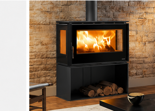 Poêle à bois noir moderne avec un feu vif, encastré dans un mur de briques dans une pièce confortable