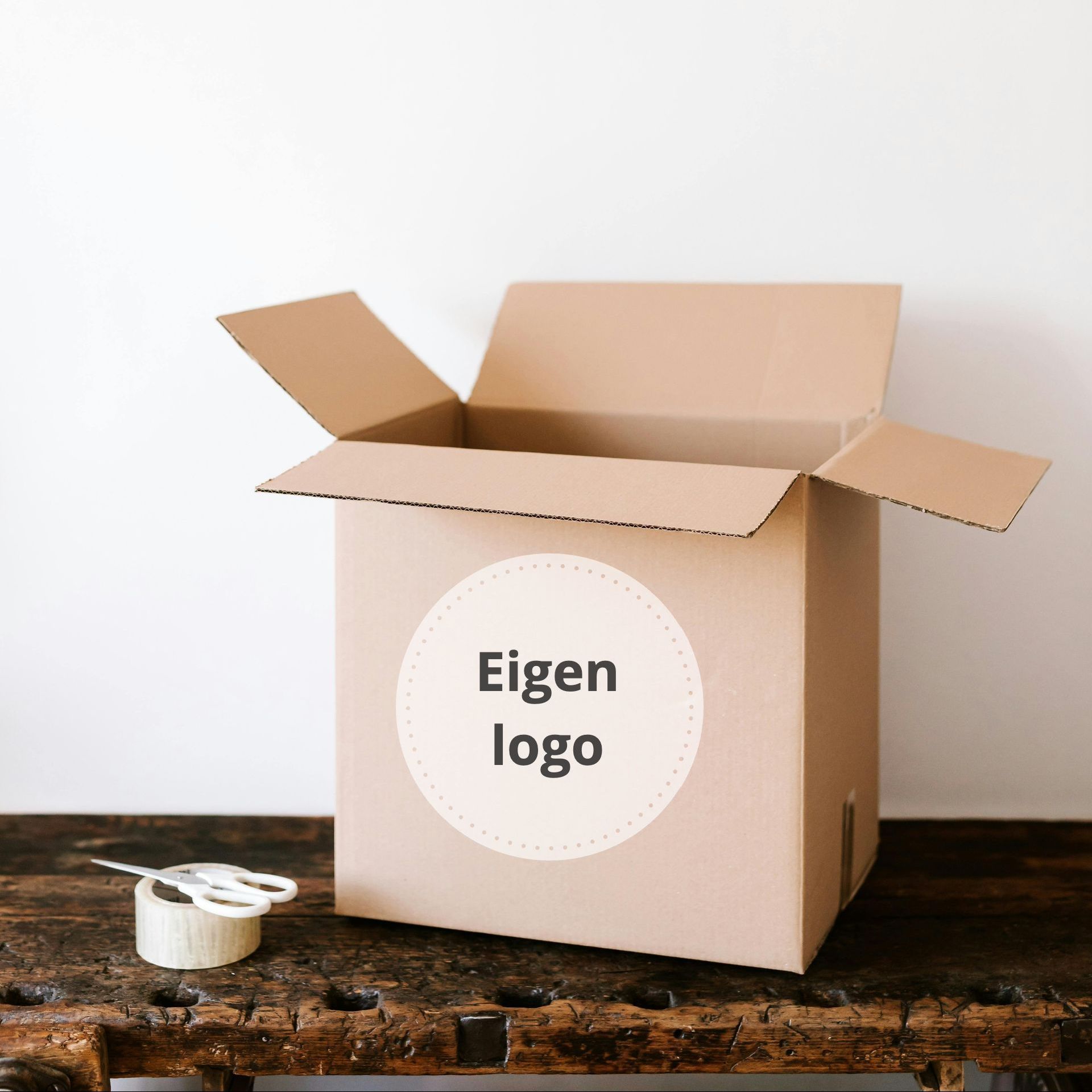 Open de kartonnen doos met een sticker met het