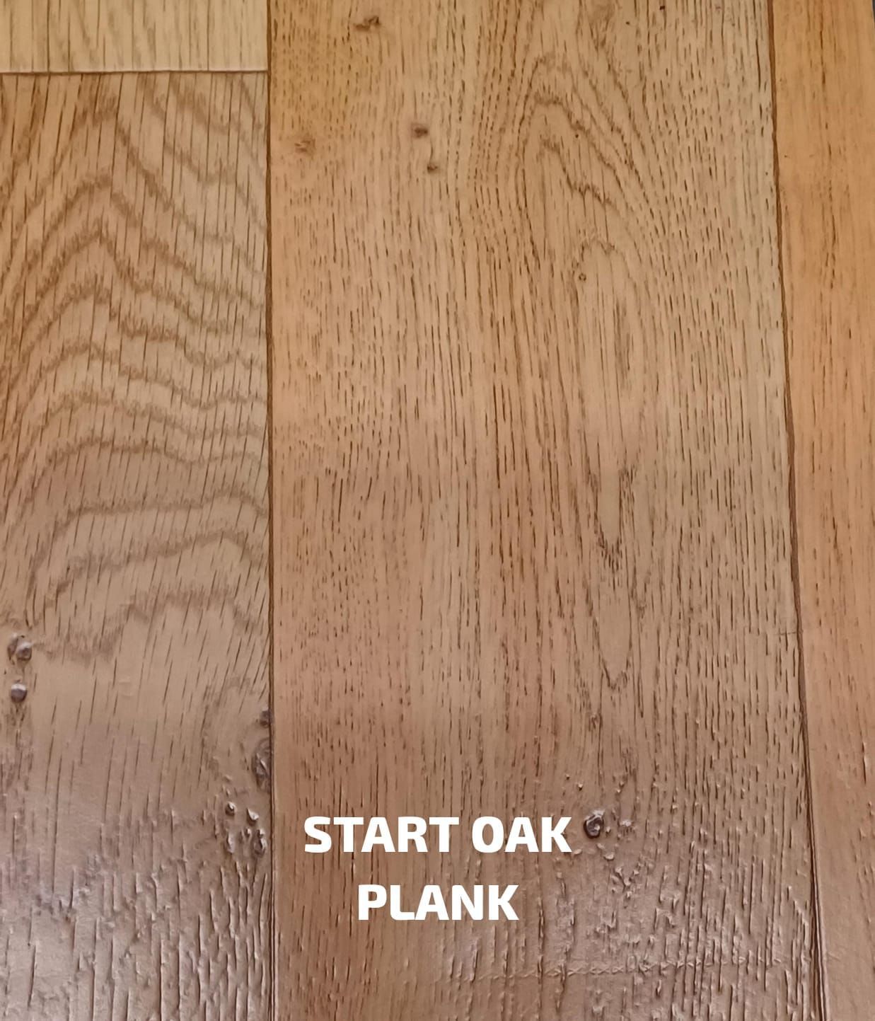 Un primer plano de un piso de madera que dice iniciar tabla de roble