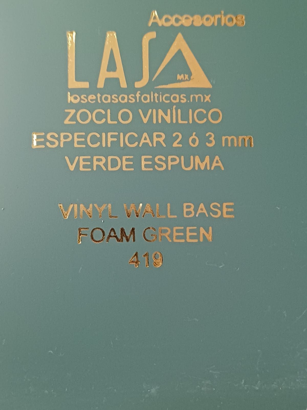 Una base de pared de vinilo verde espuma con letras doradas