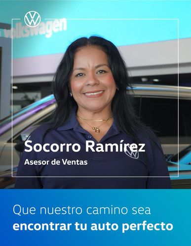 Socorro Ramírez asesorando frente a un Volkswagen nuevo