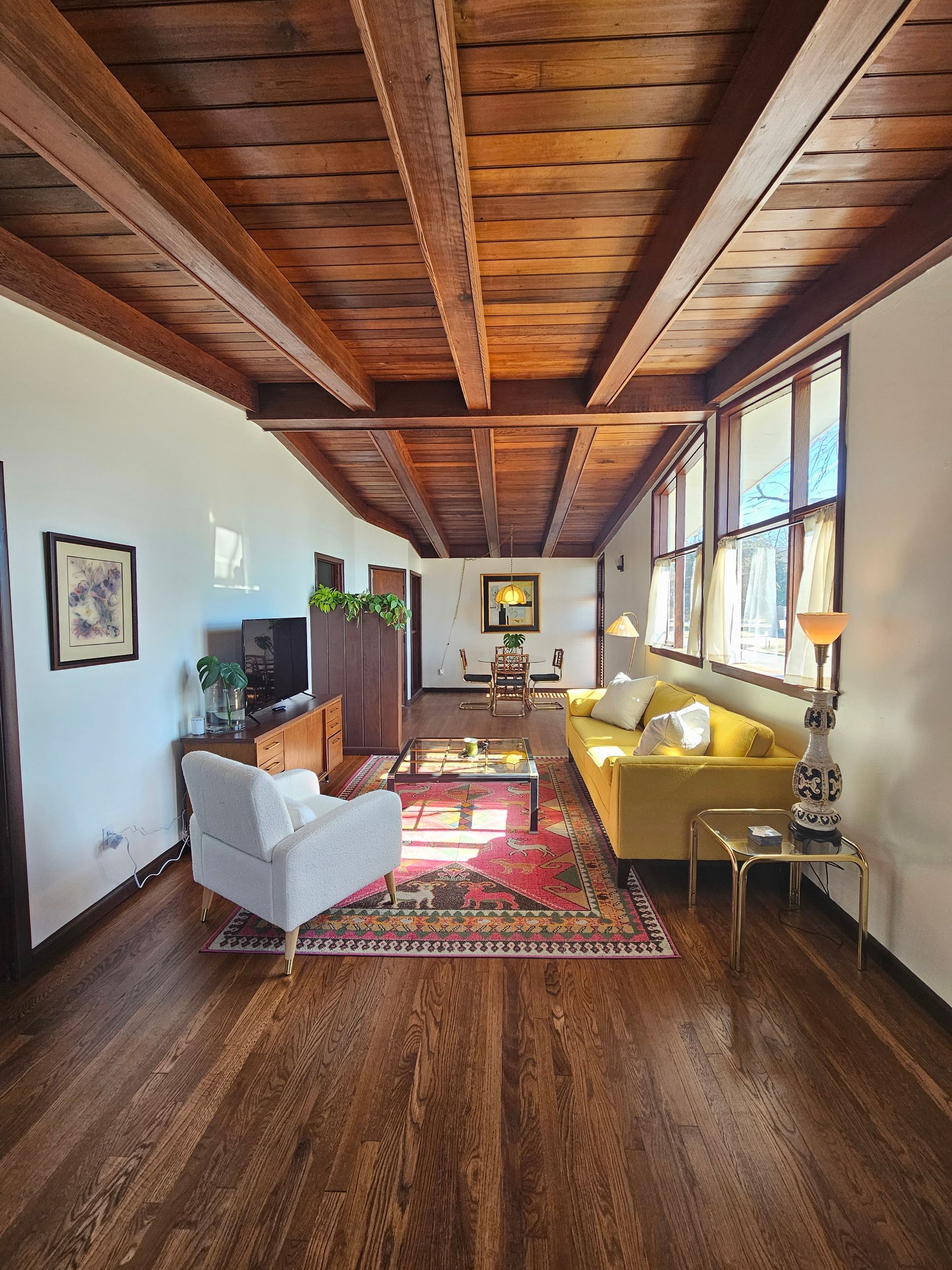 A dining room with a round table and chairs.