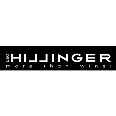 Das Logo von LEO Hillinger auf einem schwarzen Banner mit dem Slogan „Mehr als nur Wein!“