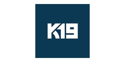 Weißes, stilisiertes KIB-Logo auf dunkelblauem quadratischem Hintergrund