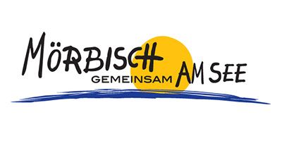 Logo für Mörbisch am See mit schwarzem Text, gelber Sonne und blauer Wellenlinie