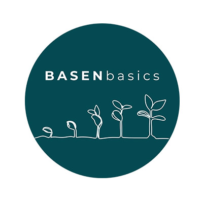 BASEN basics Logo auf türkisfarbenem Kreis mit weißen, linienförmigen Setzlingen, die am unteren Rand wachsen