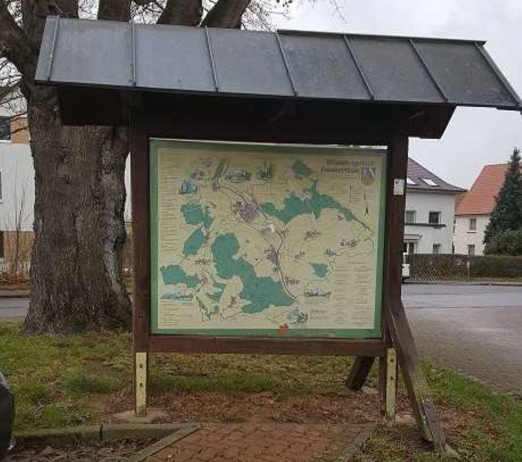 Das Bild zeigt eine Wandertafel