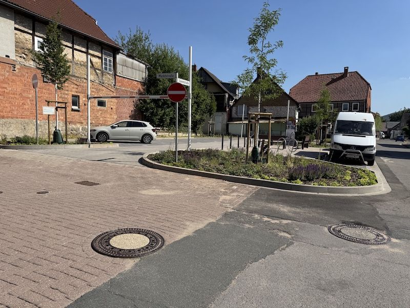 Das Bild zeigt einen Parkplartz