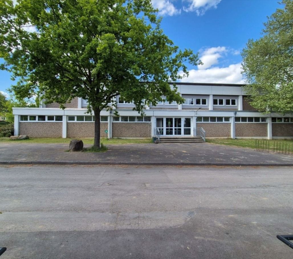 Das Bild zeigt den Platz vor der Sporthalle in Oldendorf