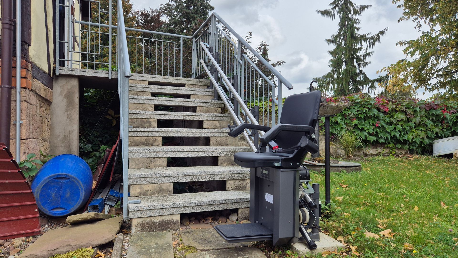 Das Bild zeigt einen Treppenlift an einer Außentreppe