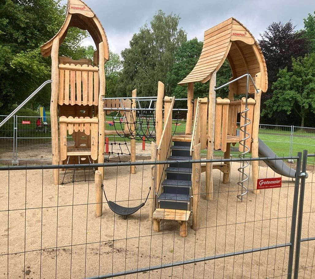 Das Bild zeigt den Bau eines Klettergeräts auf einem Spielplatz