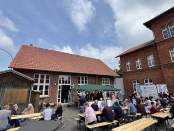 Das Bild zeigt das Außengelände des Multifunktionshaus in Bisperode
