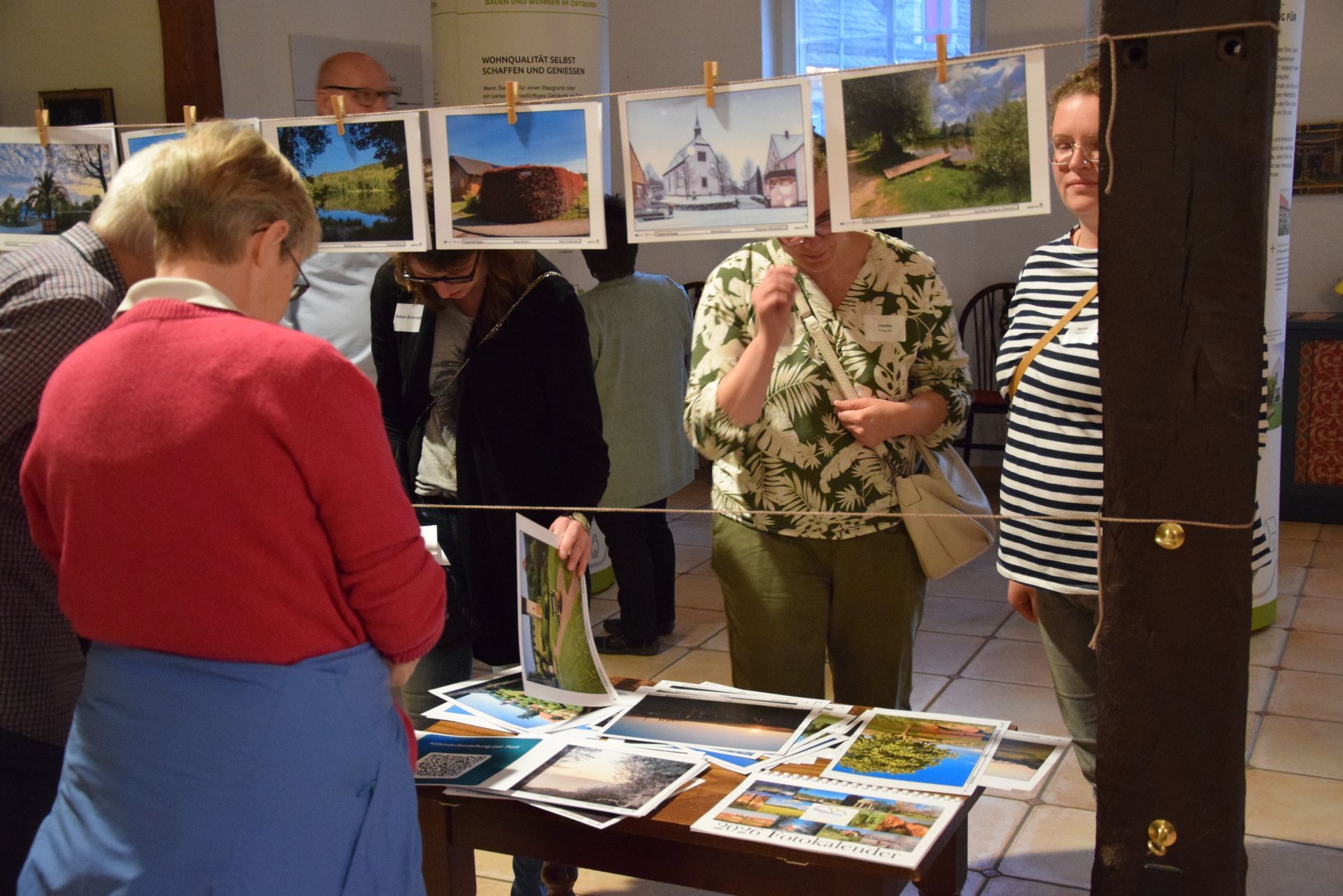 Das Bild zeigt die Ausstellung der Bilder