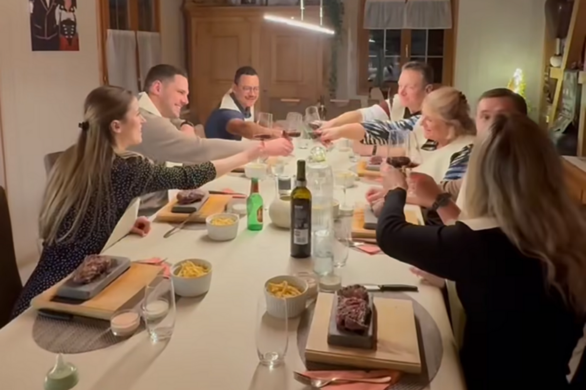 Remo Käser beim Abendessen