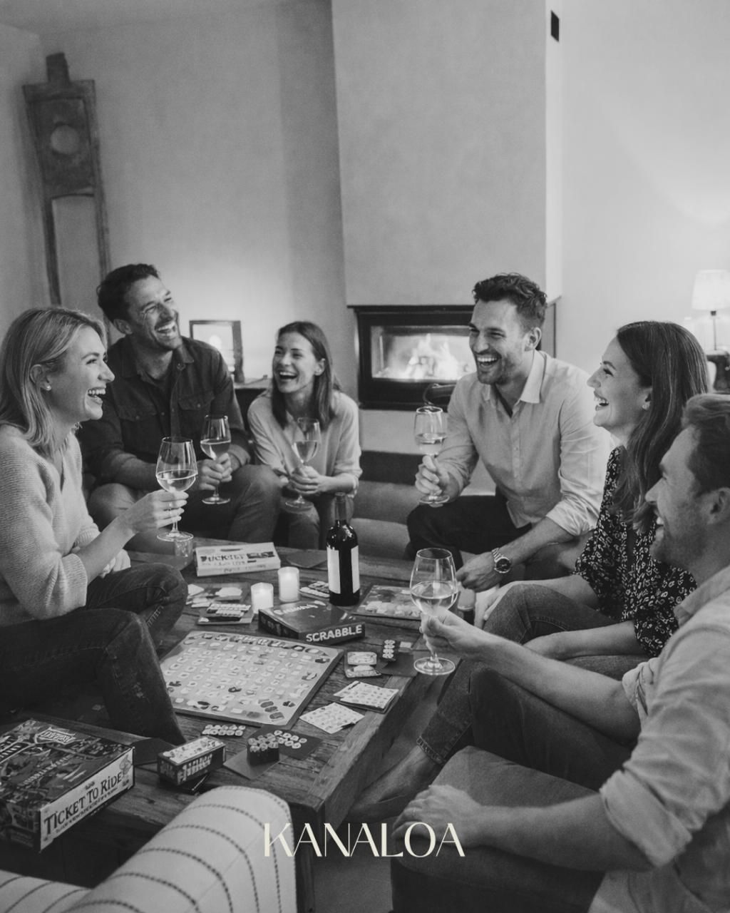 En una acogedora sala de estar, varias personas se reunieron alrededor de una mesa para jugar a un juego de mesa.