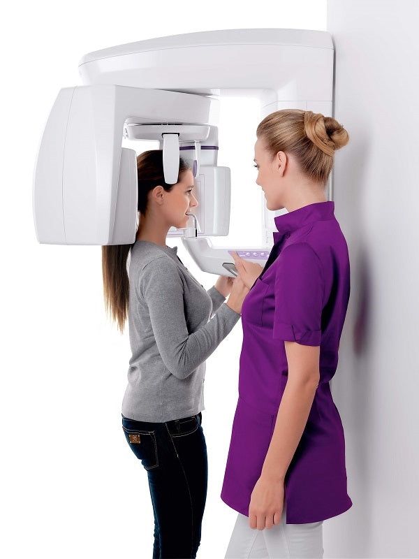 Vrouw ondergaat een tandheelkundige scan met hulp van een tandarts.