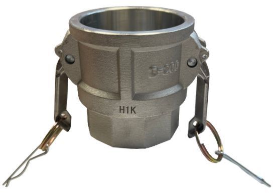 Um flange de aço inoxidável com um furo no meio em um fundo branco.