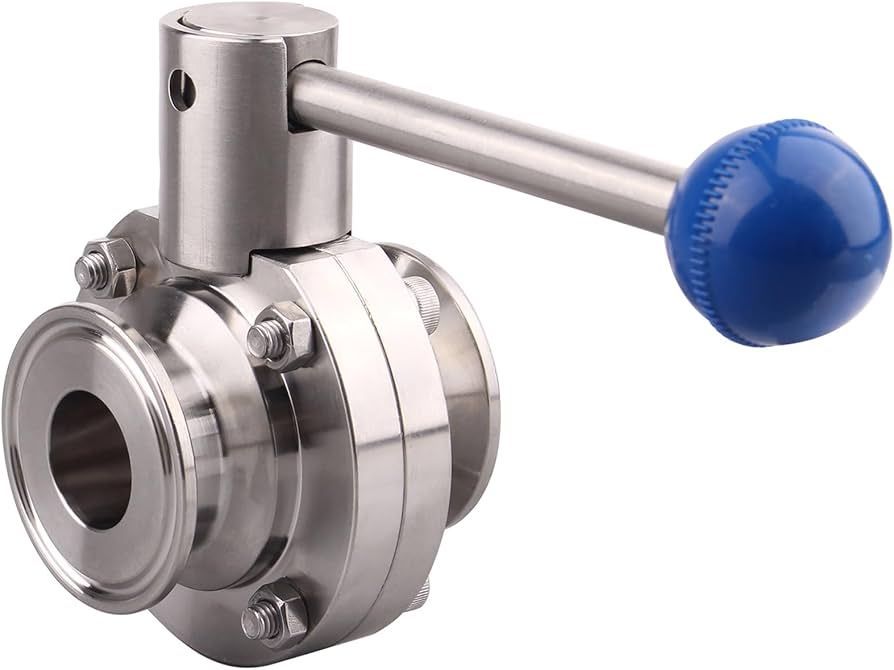 Um close de um flange de aço inoxidável em um fundo branco.