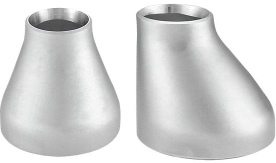 Um flange de aço inoxidável com um furo no meio em um fundo branco.