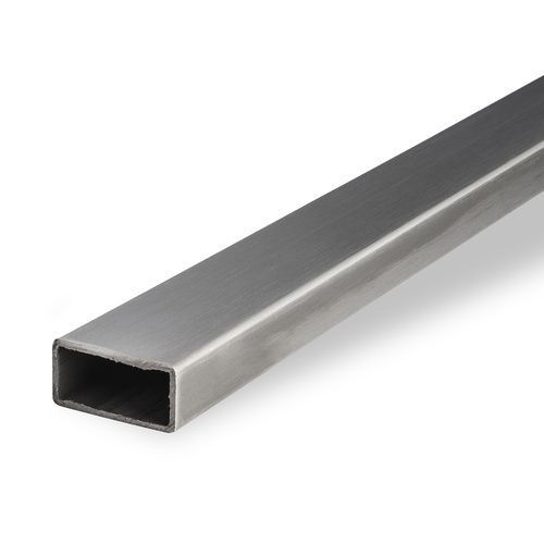 Um close de um flange de aço inoxidável em um fundo branco.