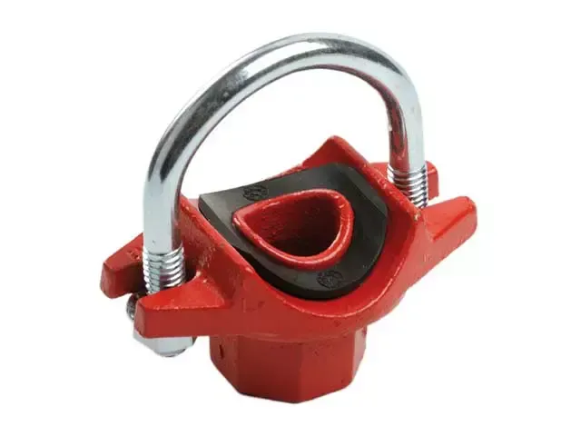 Um objeto de metal vermelho com uma alça de metal em um fundo branco