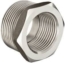 Um flange de aço inoxidável com um furo no meio em um fundo branco.