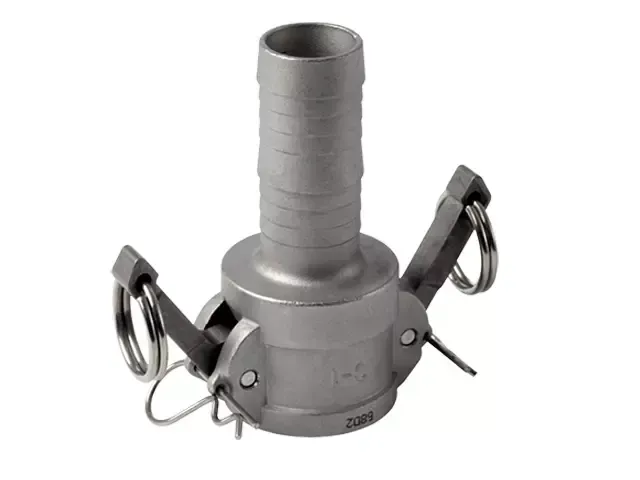 Um close de um conector de mangueira em um fundo branco