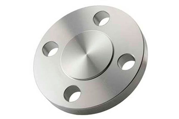 Um close de um flange de aço inoxidável em um fundo branco.