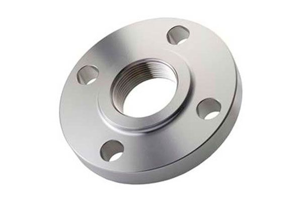 Um close de um flange de aço inoxidável em um fundo branco.