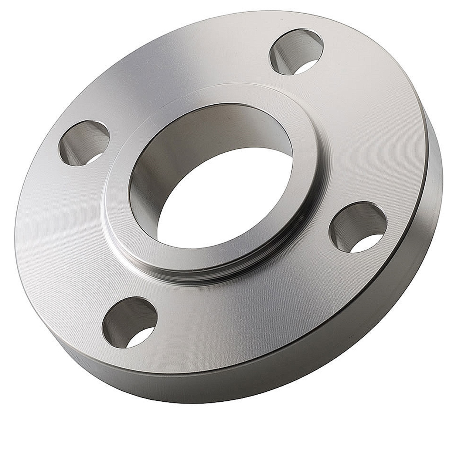 Um close de um flange de aço inoxidável em um fundo branco.