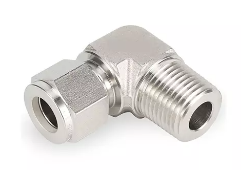 Um close de um cotovelo de aço inoxidável em um fundo branco.