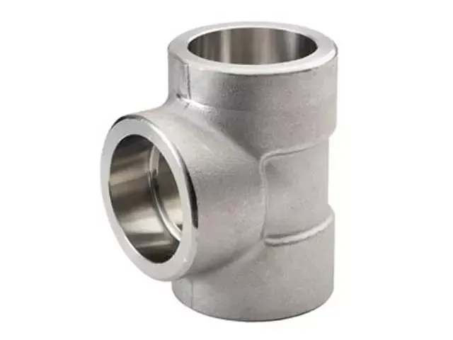 Um tee de aço inoxidável com um furo no meio em um fundo branco. produtos!