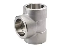 Um tee de aço inoxidável com um furo no meio em um fundo branco. Fluxobras 