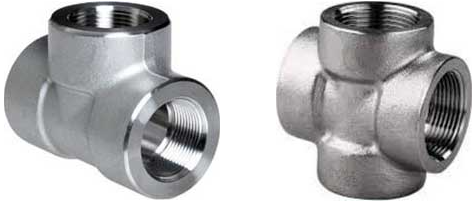 Um flange de aço inoxidável com um furo no meio em um fundo branco.