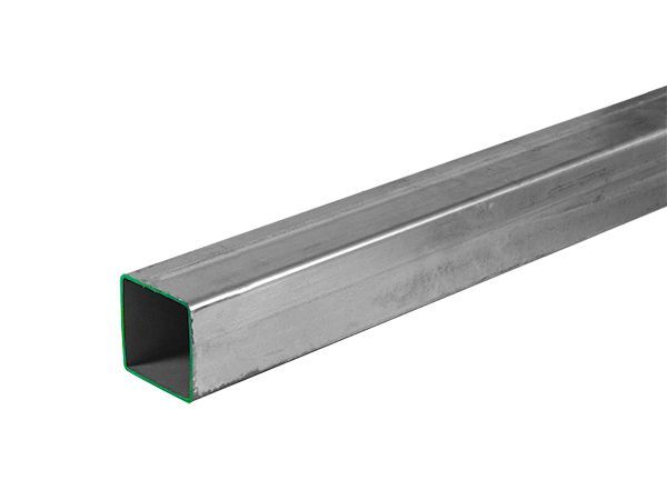 Um close de um flange de aço inoxidável em um fundo branco.