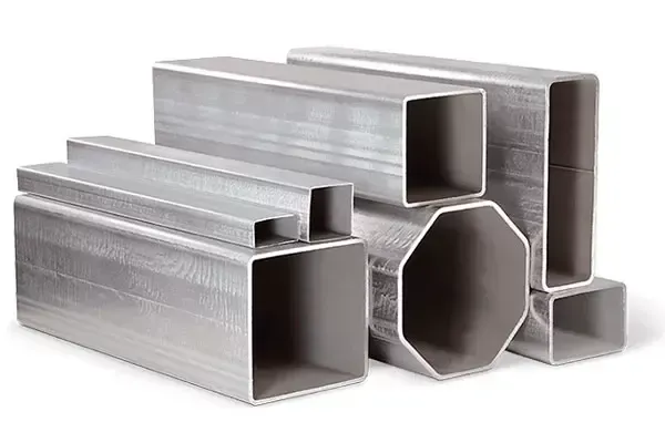 Existem muitos tipos diferentes de tubos de metal empilhados uns sobre os outros.