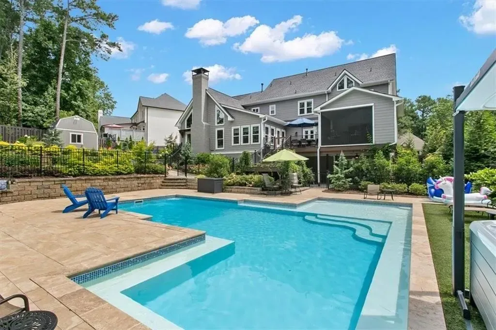 Elegant vinyl liner pool with built-in steps and lighting