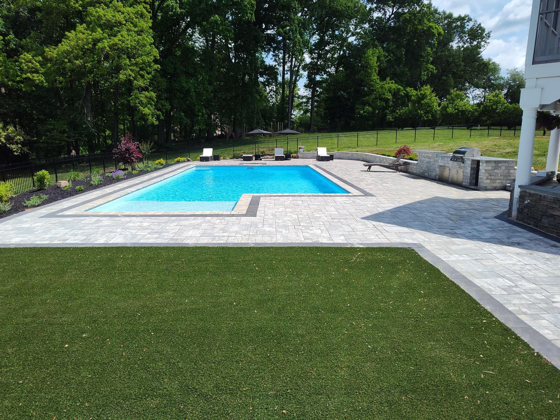 Backyard pool with pipeless filtration system and clean design

