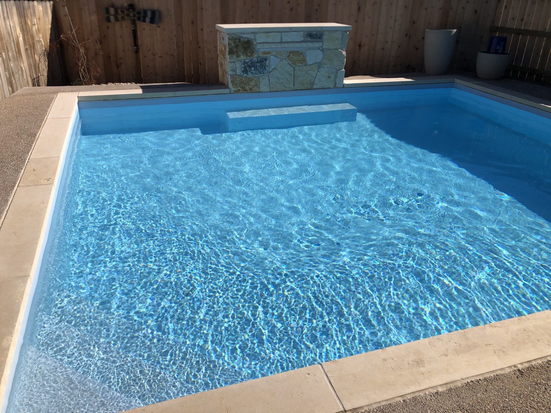 Clear water in pipeless filtered Desjoyaux pool
