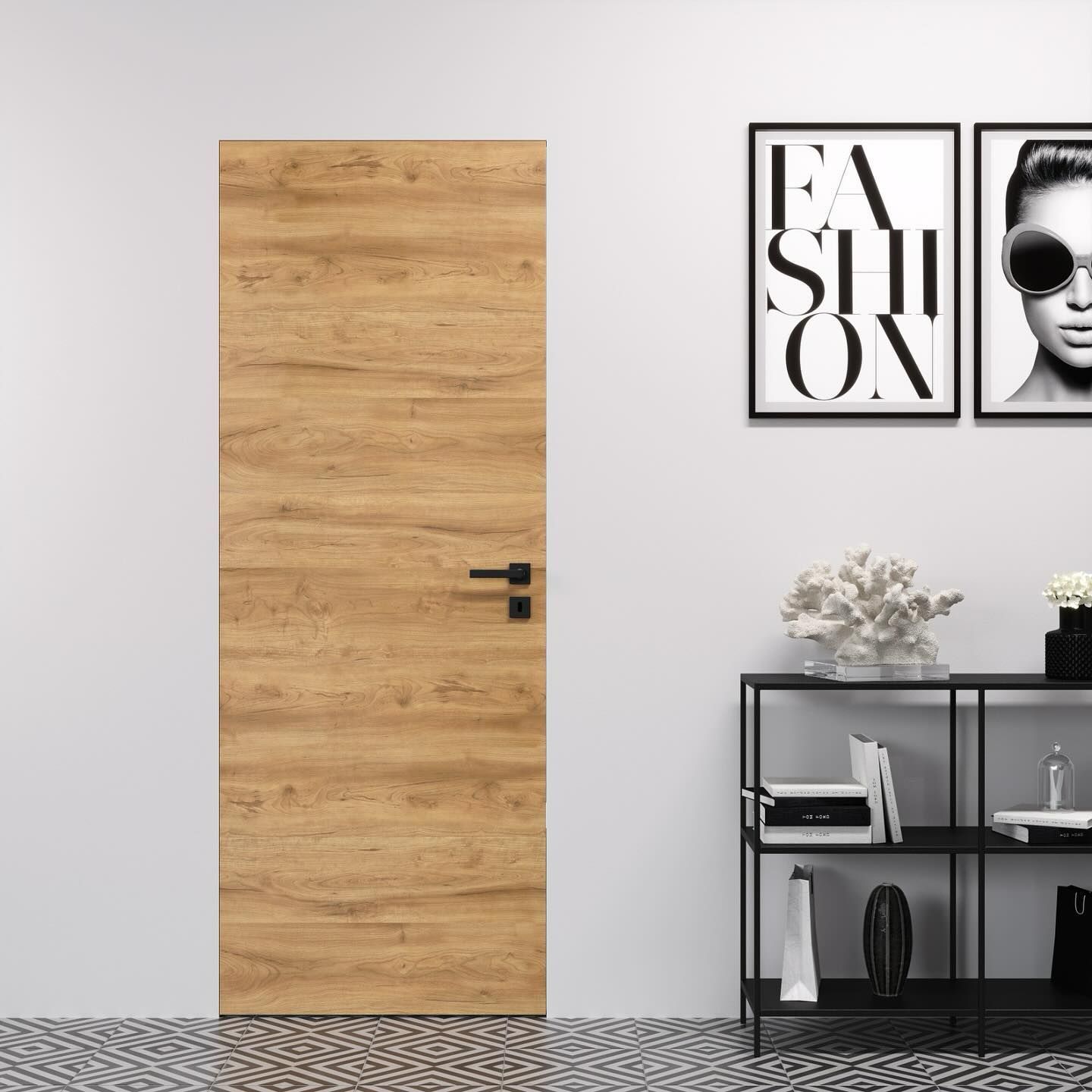 Porta in legno in una stanza minimalista con opere d'arte alle pareti e una mensola nera.