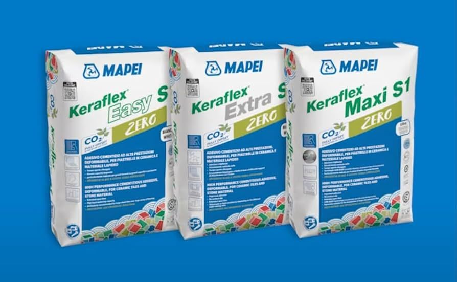 Tre confezioni di prodotti Mapei Keralastic e Kerapoxy su sfondo blu.