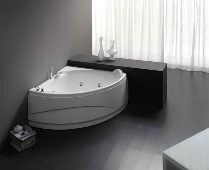 Bagno moderno con vasca angolare bianca, mobile lavabo scuro e tende a tutta altezza.