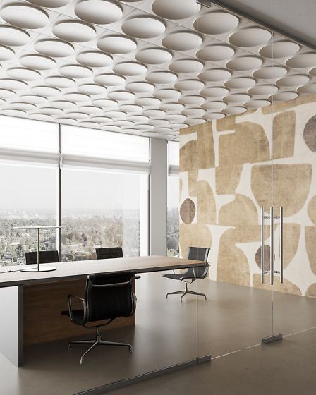 Sala conferenze moderna con ampie finestre, pannelli scultorei a soffitto e una parete con un murale astratto color beige.