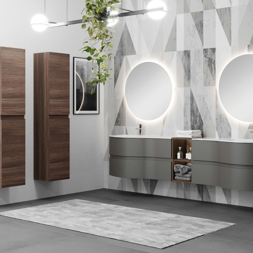 Bagno moderno con specchi rotondi retroilluminati, mobile lavabo grigio, armadietti in legno e un tappeto chiaro.