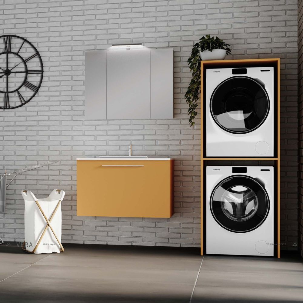 Bagno moderno con specchio esagonale illuminato, mobile lavabo sospeso e pavimento in legno accanto a una finestra.