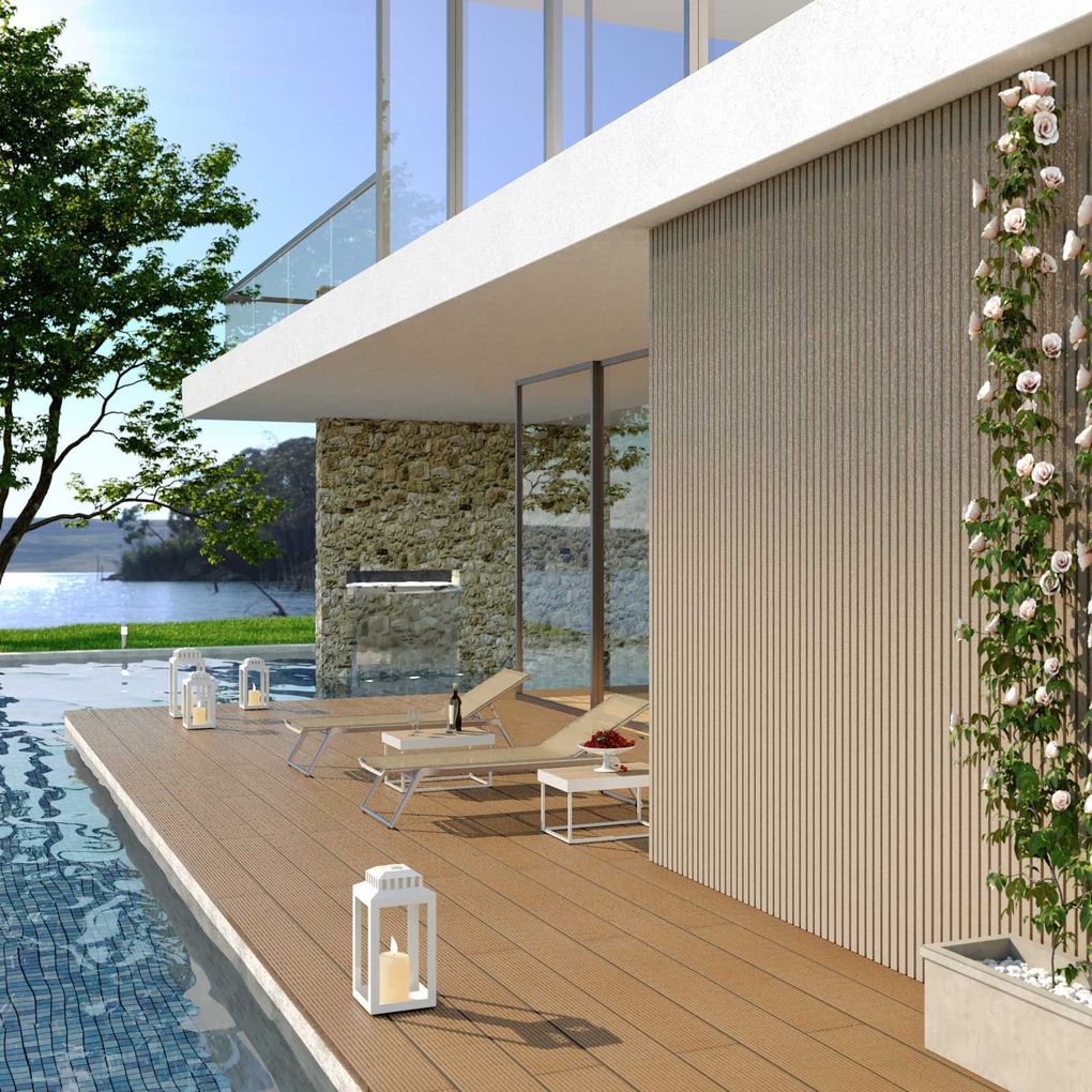 Moderno patio sul lungomare con pavimentazione in legno, sedie a sdraio, lanterne e piscina accanto a una casa contemporanea.