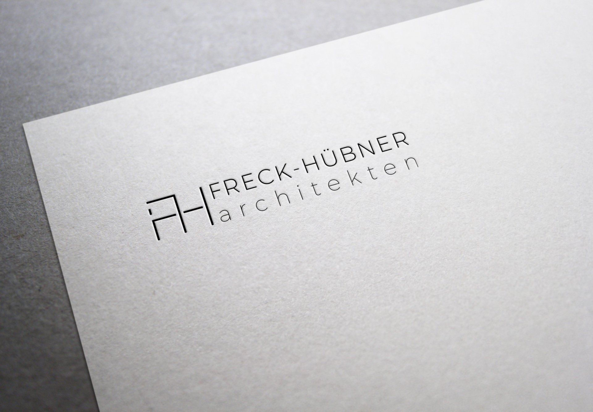Eine Nahaufnahme eines Blattes Papier mit einem Logo darauf